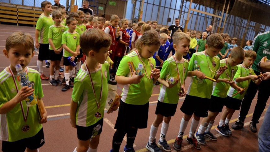 Żacy z grupy zielonej LKS Jawiszowice wzięli udział w Turnieju Mikołajkowym w Hali Sportowej w Brzeszczach.