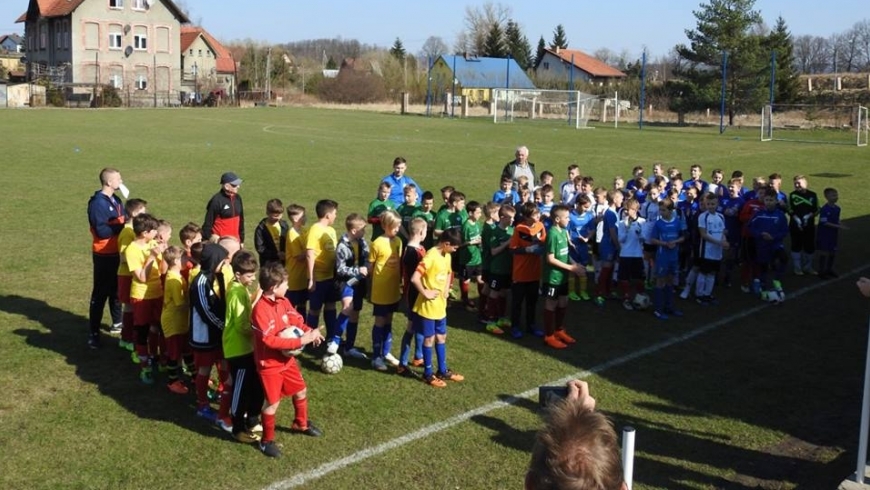 Pierwszy wiosenny turniej Orlików w Łomnicy