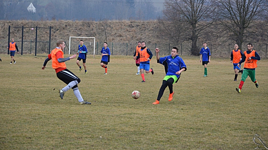 Sparing juniorów z seniorami.