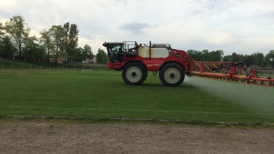 Zabiegi agrotechniczne na murawach boisk.