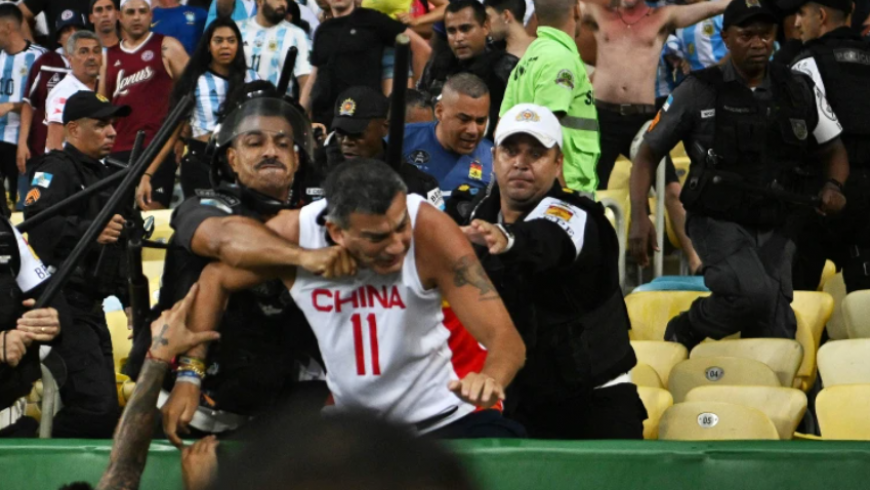 Sukob navijača Brazila i Argentine, Yi Jianlianov dres privlači pažnju!